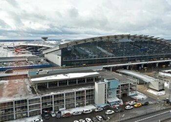 В Москве закрыты аэропорты: ПВО пытается отбиваться от дронов