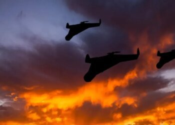 Київ атакували ворожі БпЛА: уламки впали на житлові будинки в Деснянському районі