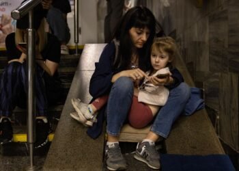 В Киеве объявили тревогу и прогремели взрывы: РФ атакует столицу баллистикой