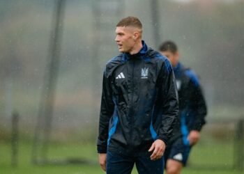 ФОТО. Сборная провела тренировку под дождем перед вылетом в Исландию