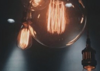 Київ та область під енергетичним ударом рф: оновлені графіки відключень 24 жовтня