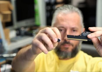 Ютубер, которому NVIDIA компенсировала RTX 5090 FE, взялся за RTX Pro 6000 — видеокарта за $10 000 ломается под собственным весом при транспортировке