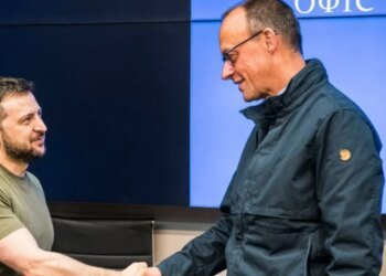 Должны защищать страну: Мерц просит Зеленского вернуть украинских мужчин в Украину