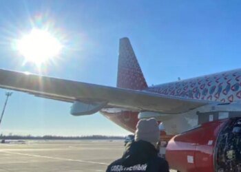 Около 90 пассажиров экстренно посадили в Хабаровске: российский Superjet начал разваливаться в небе. ВИДЕО