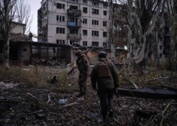 Целые кварталы в руинах и сожженные автомобили на дорогах: военные показали, как сейчас выглядит Константиновка