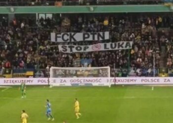 Белорусские фанаты поддержали Украину баннерами против Путина и Лукашенко на матче сборной