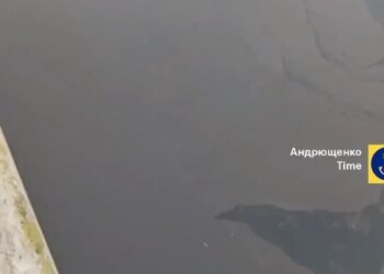 «Экоцид продолжается»: россияне слили в реку в Мариуполе остатки нефтепродуктов, вода стала черной. ВИДЕО