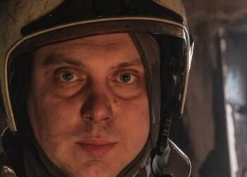 Вогонь і відвага: київський рятувальник серед руїн власної квартири