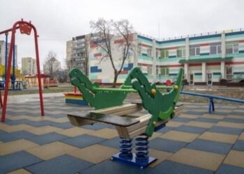 Холодні тарілки й темні укриття: що коїться у дитсадках Києва під час блекаутів