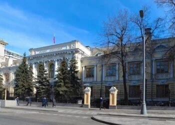 В Euroclear снова предупредили ЕС о рисках использования российских активов для помощи Киеву.