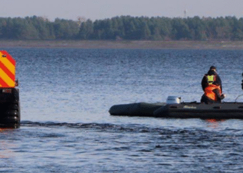Перекинутий човен у водоймі Київщини: фахівці ДСНС вирушили на допомогу — ФОТО