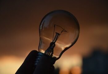 Світло по чергах: Київ отримав оновлений графік відключень