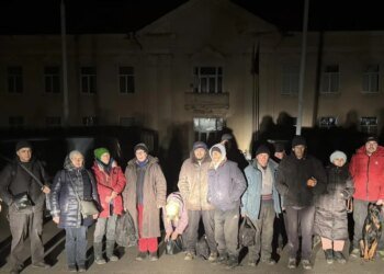 Украинские защитники продолжают спасать людей из центра Купянска