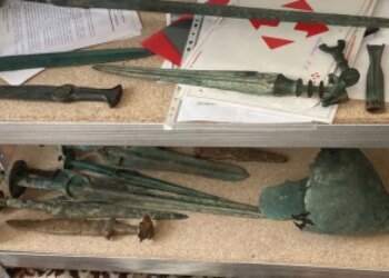 ДБР нашло у экс-нардепа тайник с тысячами исторических реликвий. ВИДЕО