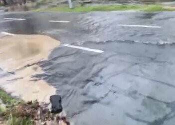 Через прорив трубопроводу рух транспорту перекрили на бульварі Верховної Ради в Києві