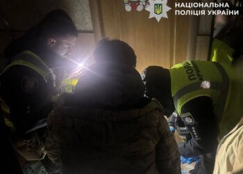 Киянку на Оболоні вкусив вовк, якого вона тримала в квартирі: поліція виявила у житлі й труп лисиці і розслідує жорстоке поводження