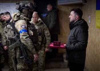 Зеленский записал видео с передового командного пункта в Купянске