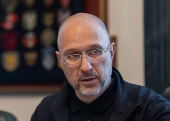 Шмыгаль показал строительство фортификаций в Запорожской области