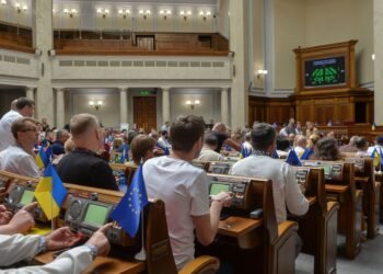 Оппозиция снова заблокировала трибуну в Верховной Раде