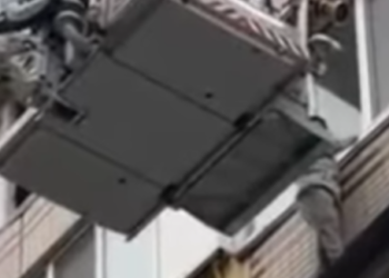 Евакуація в будинку: на Київщині жінку врятували від смертельного падіння, — ВІДЕО