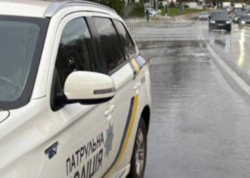 Кілометрові затори і поліція: одна з найбільших доріг Києва перекрита