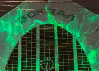 Масштабна магічна ілюмінація: вокзал Києва засяяв яскравими кольорами, — ФОТО