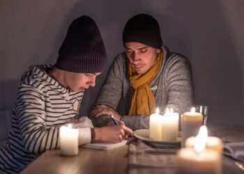 Киев может быть без света до 7 часов за раз: графики отключений на 15 декабря