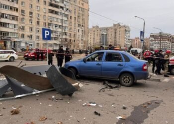 В Запорожье уже 14 пострадавших: полиция показали первые минуты после удара РФ (видео)