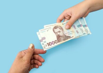 НБУ озвучил прогноз роста зарплат: к чему приведет масштабный отток населения