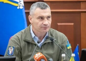 Кличко показав, як комунальники відновлюють пошкоджену внаслідок атаки ворога інфраструктуру