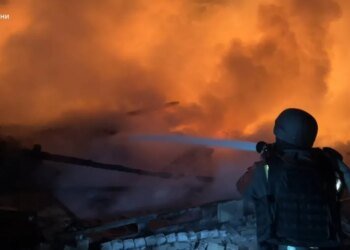 В Сумской области спасатели ликвидировали пожар после атаки российских дронов. ВИДЕО