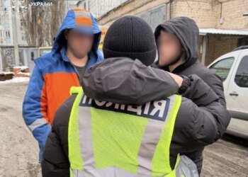 Падіння дівчини в яму з окропом у Києві: керівник підрозділу Київтеплокомуненерго отримав підозру