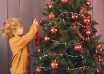 Астрологи назвали лучшие даты для уборки новогодней елки