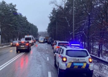 У Києві зіткнулися 13 автомобілів: рух у напрямку Вишгорода ускладнено