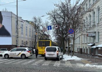 У Києві зупинили рух тролейбусів та авто на Софіївській: є пошкодження дороги