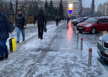 Киев сковал мощный ледяной шторм: сотни травмированных и транспортный коллапс в столице. ВИДЕО