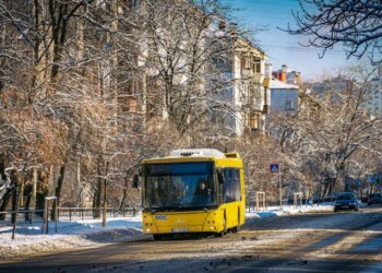 У Києві запускають дублюючі автобусні маршрути через зупинку електротранспорту