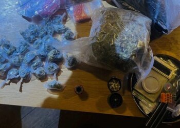 Прикрасив ялинку наркотиками: у Києві іноземцю повідомили про підозру у збуті психотропів