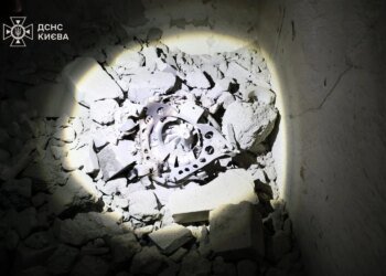 У Києві через атаку рф уламки дрона влучили в 15-поверхівку: показали наслідки