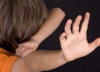 Зв’язувала, морила голодом, била ногами і різала: у Києві жінка отримала підозру у катуванні 9-річного сина