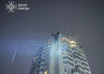 Російський дрон уночі влучив у багатоповерхівку в Києві: показали наслідки