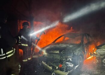 Сгорели шесть автомобилей, растет число пострадавших: последствия российских ударов по Запорожью. ВИДЕО