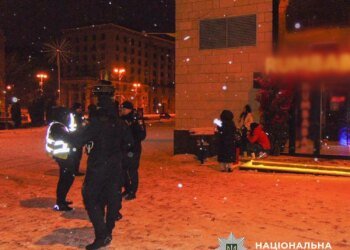 На столичному Хрещатику сталася бійка між двома компаніями: троє чоловіків отримали підозру