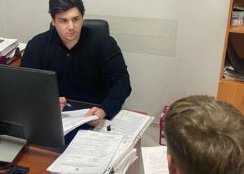 У Києві затримали двох юнаків: їх підозрюють у шахрайстві з дронами на понад 600 тис. гривень