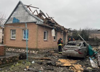 Обстрел Запорожья: спасатели работают после удара