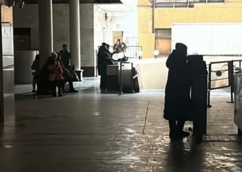 Метро зупинилось і знову рушило: що зараз відбувається в Києві