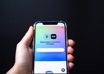 Украинцы с Дией на смартфоне могут получить три вида помощи