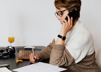 Украинцев грабят дважды во время блэкаутов: Попенко раскрыл циничную схему с коммуналкой