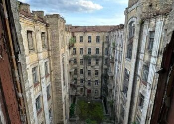 Занедбана розкіш у центрі Києва: історичний будинок на Тарасівській руйнується