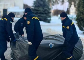 Київщина у темряві: рятувальники допомагають мешканцям після атаки БПЛА
